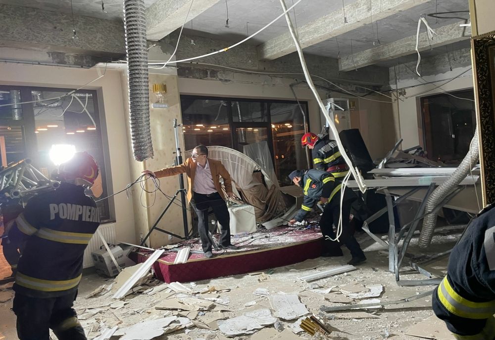 Foto: Tavanul unui restaurant din Brăila s-a prăbușit peste mese