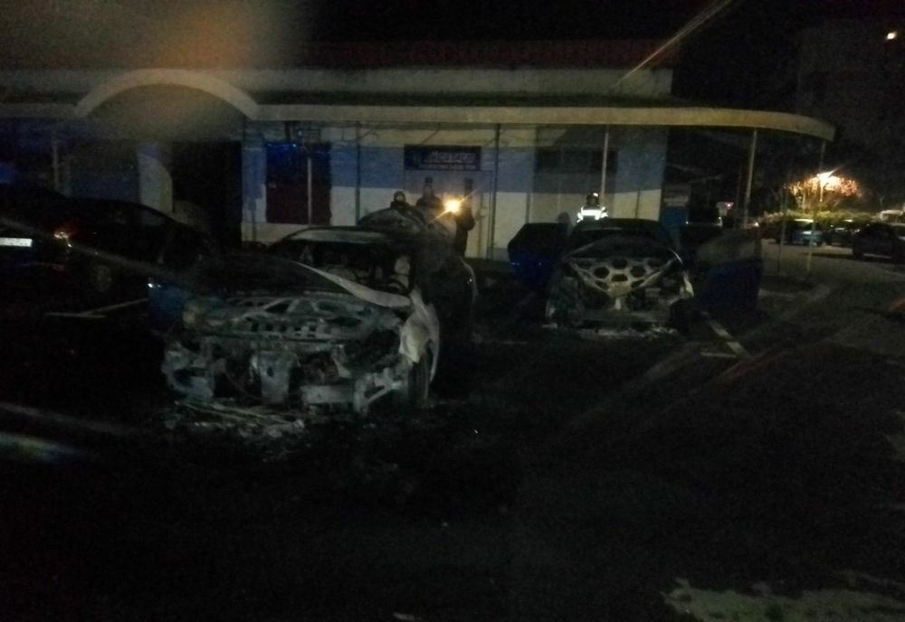 Autoturisme incendiate azi noapte într-o parcare din municipiul Brăila