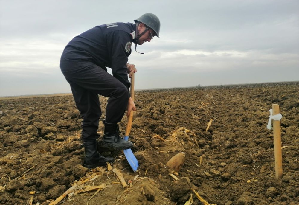 Muniție rămasă neexplodată din timpul celui de-al Doilea Război Mondial, găsită, în urma unor lucrări agricole, pe raza localității Măxineni