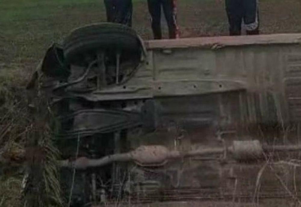 O tânără de 18 ani, din comuna Gropeni, s-a răsturnat cu mașina în afara părții carosabile pe DJ212