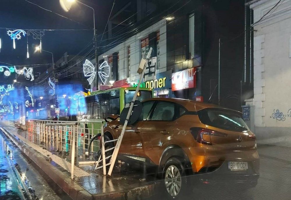 A intrat cu autoturismul în refugiul de tramvai de la Piața Concordiei