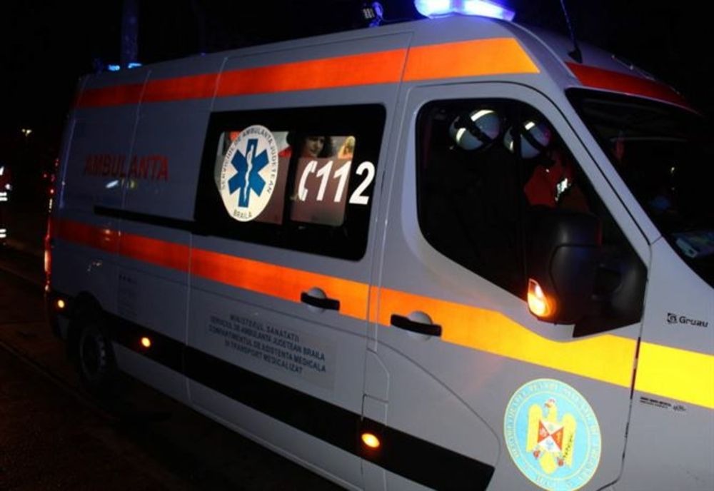 A derapat pe carosabilul umed și s-a izbit de un autoturism care circula pe sensul opus