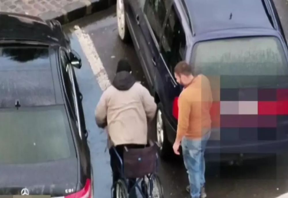 Un cerșetor în scaun cu rotile s-a ridicat și a umblat bine-mersi, înainte de a urca într-o mașină, la Brașov - FOTO&VIDEO