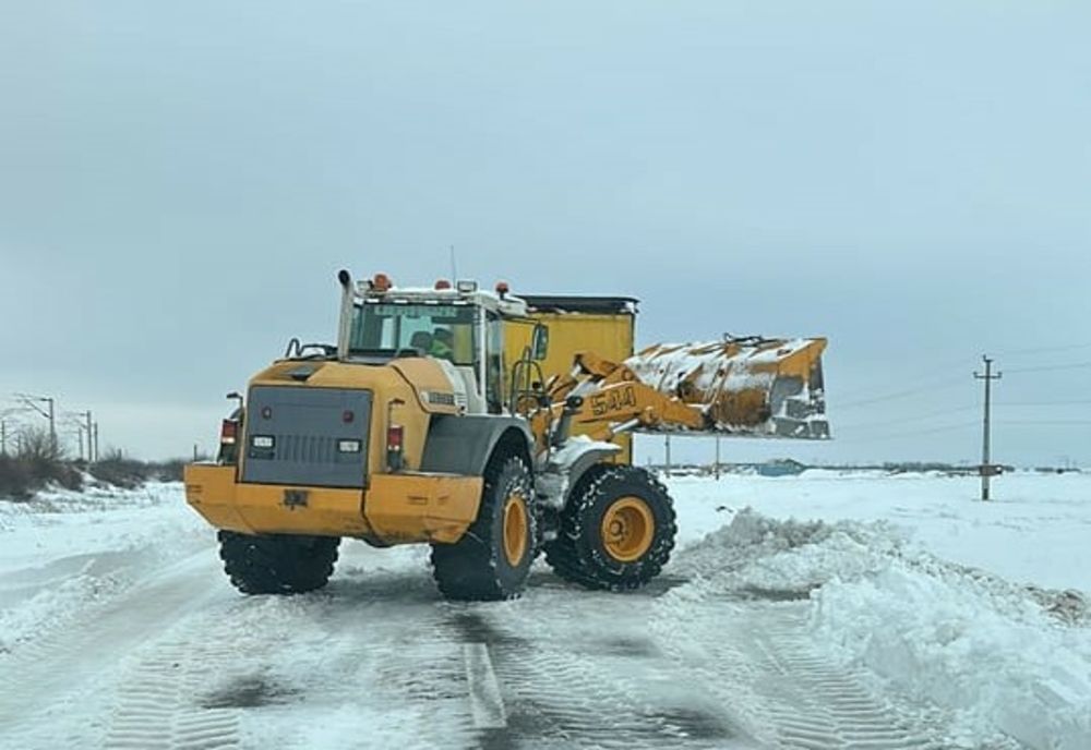 Pe toate drumurile naționale se circulă. Un drum județean blocat și unul închis de autorități ca măsură preventivă. Pe 23 de tronsoane de drumuri județene se circulă îngreunat, pe un singur sens 