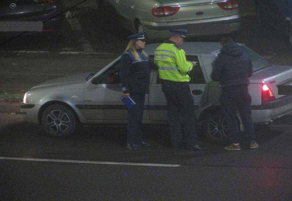 Brăilean cu permisul suspendat, depistat în trafic de polițiști. Acesta avea în portbagaj două cuțite