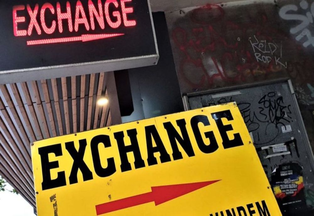 Au încercat să schimbe două bancnote de 20 de lire sterline false