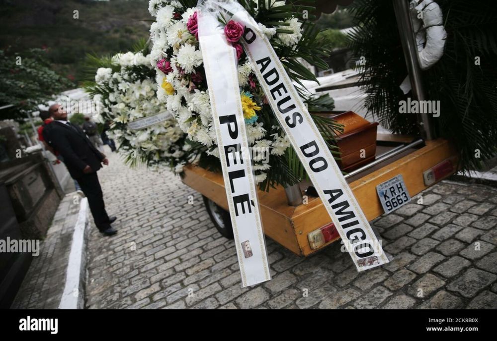 Sicriul cu trupul neînsufleţit al lui Pele a fost depus la stadionul Vila Belmiro din Santos. Fanii aduc un ultim omagiu