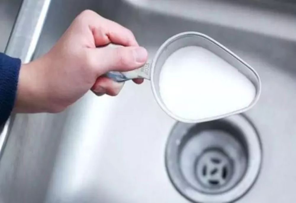 Toarnă o jumătate de cană de sare în scurgerea de la chiuvetă. Trucul care te scapă definitiv de instalatori