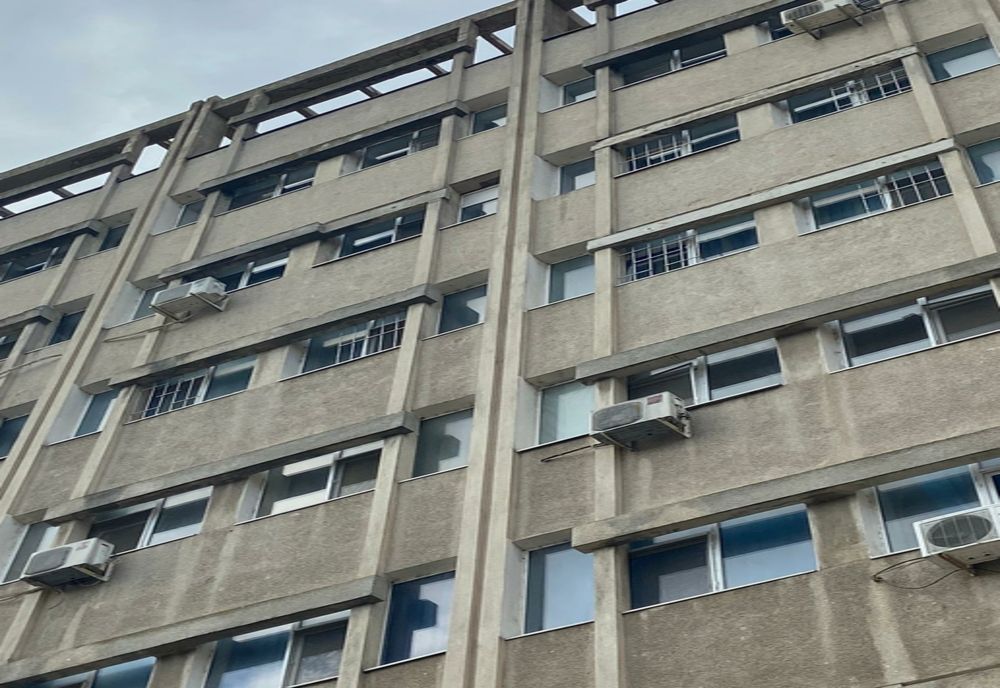 ISU Brăila verifică VIZUAL și va îndepărta elementele de construcții care prezintă iminența producerii unei situații de urgență de pe clădirea Spitalului Județean Brăila