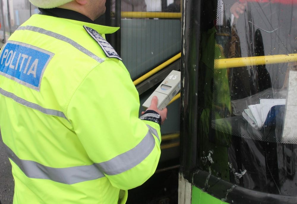 Polițiștii rutieri au desfășurat o acțiune, pentru verificarea legalității transportului rutier de persoane, pe principalele artere și sectoare de drum cu risc rutier ridicat