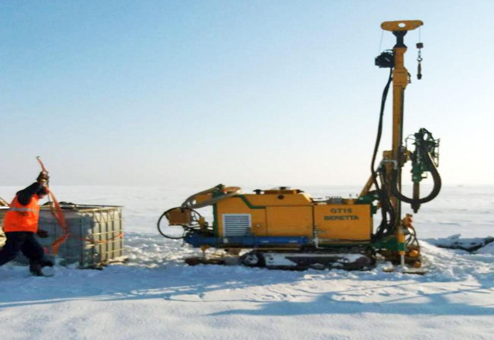 Lucrări la realizarea expertizelor geotehnice şi de mediu pe terenul unde se vrea construirea Aeroportului Internaţional Galaţi-Brăila