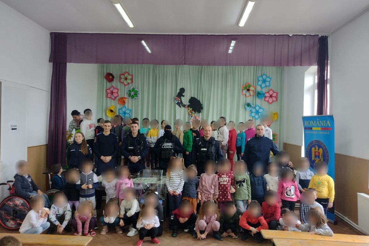 Jandarmii brăileni M.A.I. aproape de preșcolari și elevi în perioada programului „Școala Altfel”