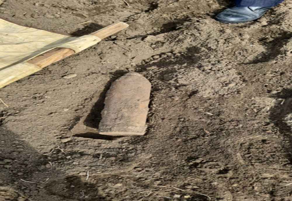 Muniţie rămasă neexplodată găsită pe un teren agricol din localitatea Galbenu, județul Brăila