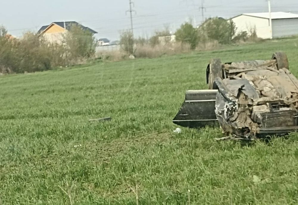 Foto: Azi noapte, un șofer sub influența alcoolului, a intrat cu mașina într-un cap de pod și s-a răsturnat pe câmp