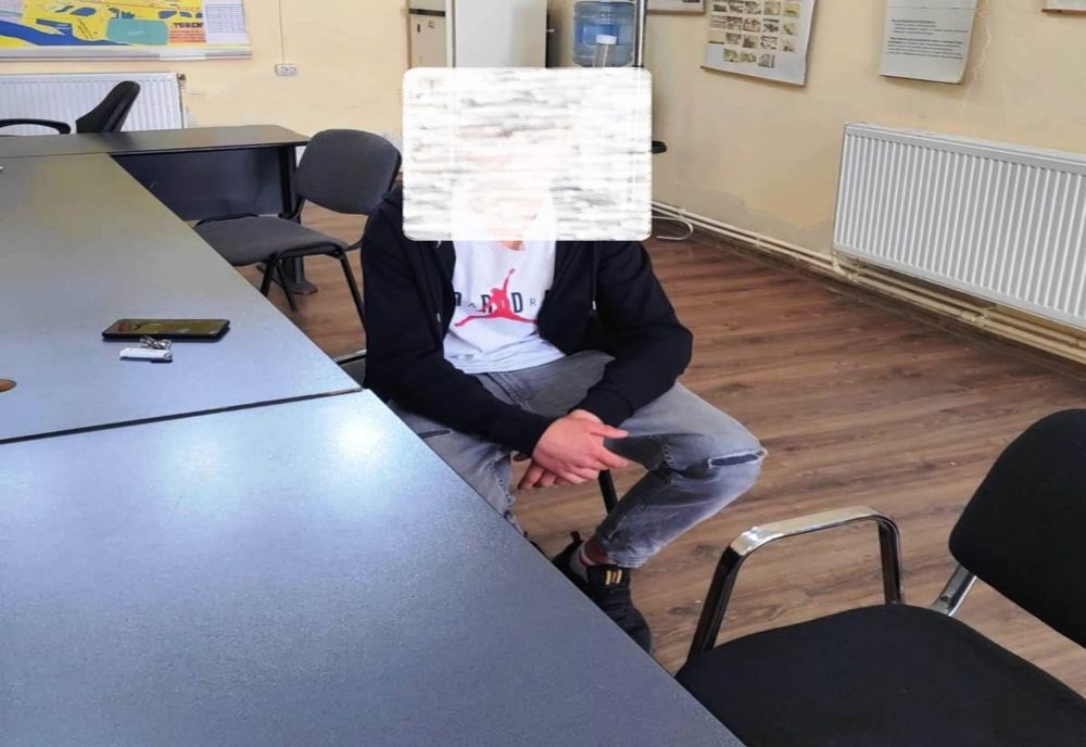 Un minor de 16 ani a intrat în incinta unui parc de joacă pentru copii cu un cuțit asupra sa. La vederea polițiștilor locali a aruncat cuțitul în iarbă