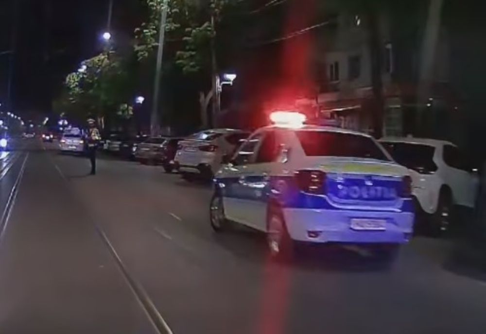 Înainte să fie atacat cu macetele sâmbătă seara, victima a fost depistată într-o mașină vând ca pasageri o tânără cu un cuțit în poșetă și un tânăr cu un pliculeț cu substanțe prihoactive