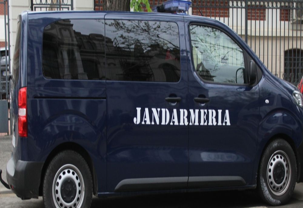 Tânăr de 18 ani prins de jandarmi cu pliculețul cu substanțe posibil interzise în buzunar