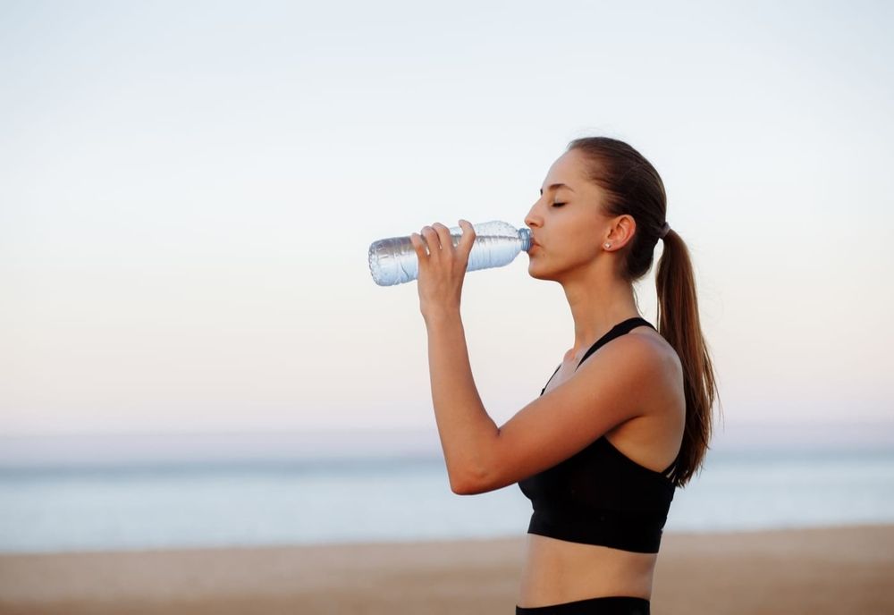 Apă rece sau la temperatura camerei? Ce este bine să bei pe caniculă