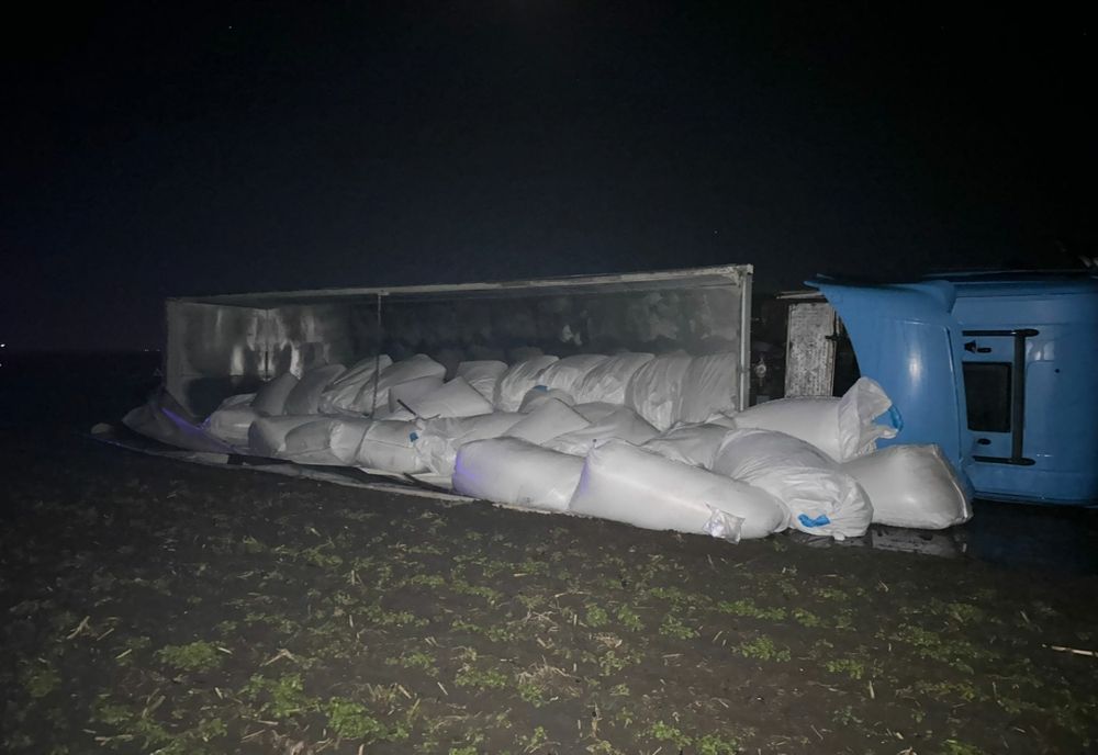TIR încărcat cu îngrășăminte răsturnat pe DJ 211A, între localitățile Viziru și Cuza Vodă