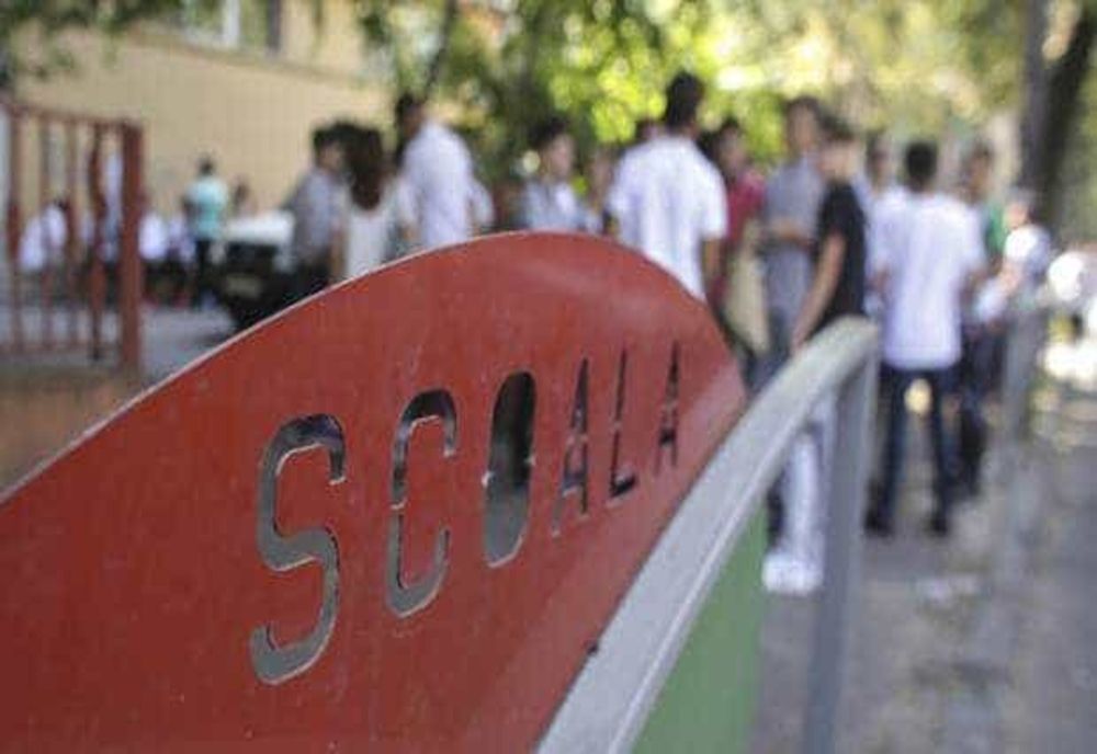 CURSURILE ÎN TREI SCHIMBURI, INTERZISE DIN TOAMNĂ. CE SE ÎNTÂMPLĂ CU ȘCOLILE CARE AU ÎNCĂ TOALETE ÎN CURTE