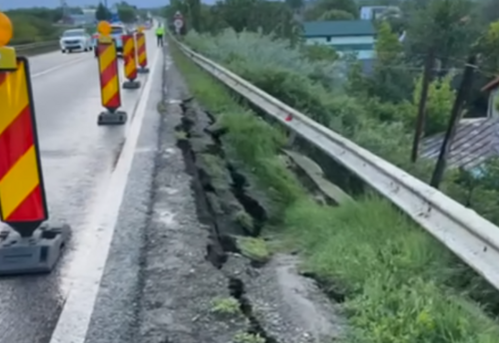 RESTRICȚII DE CIRCULAȚIE PE DN2B, ÎN JUDEȚUL BRĂILA. TEREN SURPAT DIN CAUZA PLOILOR ABUNDENTE