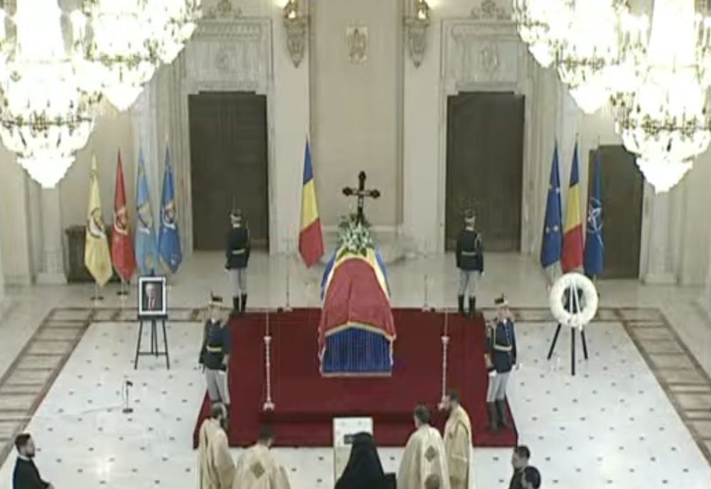 SICRIUL CU TRUPUL NEÎNSUFLEȚIT AL LUI ION ILIESCU, DEPUS LA PALATUL COTROCENI. GARDA DE ONOARE I-A ADUS UN ULTIM OMAGIU 