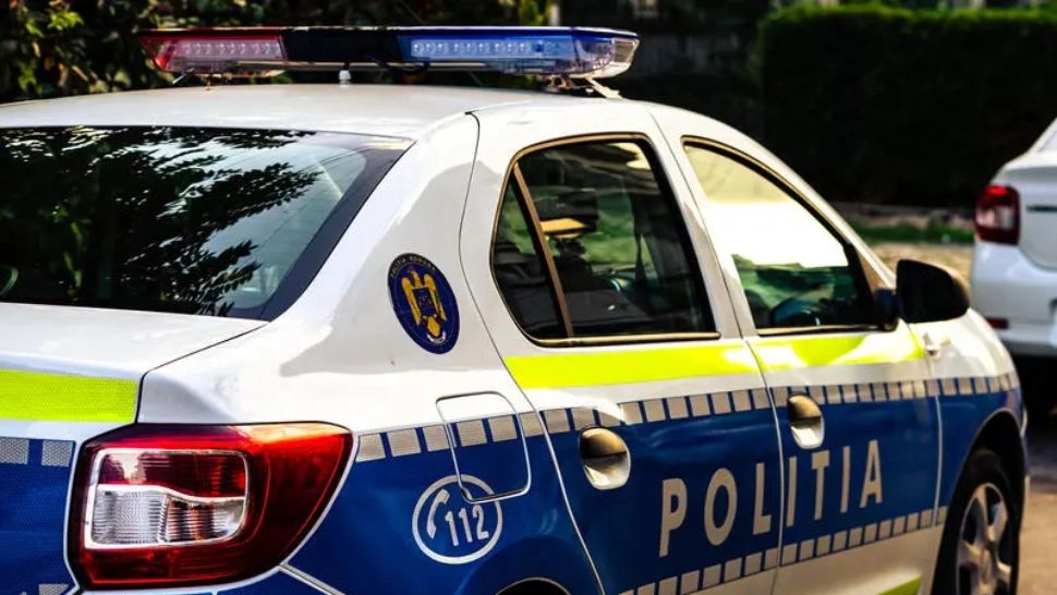 Crimă infiorătoare în centrul orașului Piatra Neamț. Un polițist a murit în mijlocul străzii, după ce a fost înjunghiat. Agresorul ar fi propriul său fiu - VIDEO