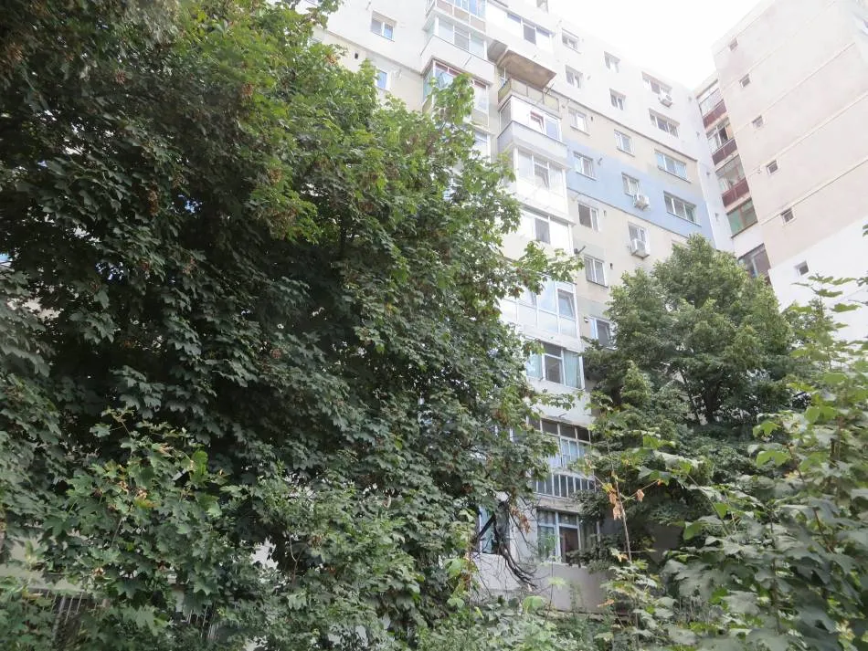 O fată de 13 ani a cazut de la etajul 9