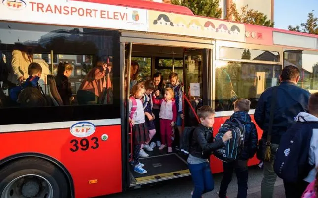 transport elevi