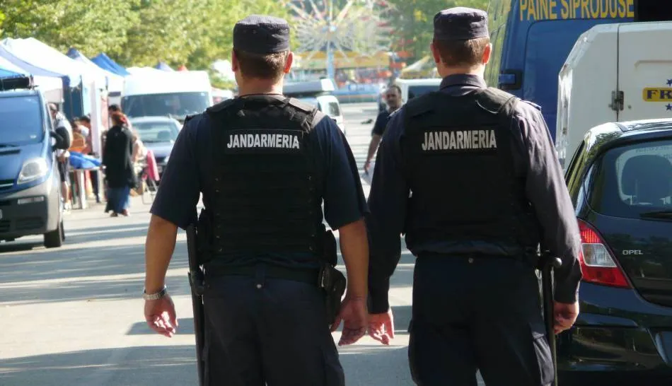 Vânzătoare surprinsă în flagrant de jandarmi oferind țigări la bucată elevilor