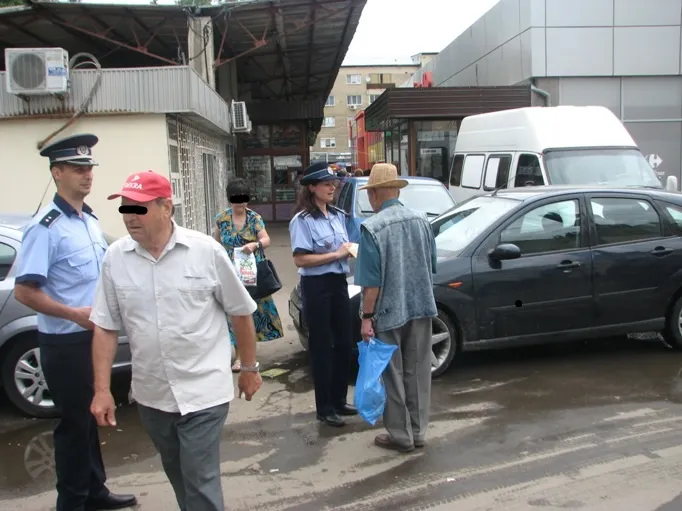 O tânără care s-a oferit să-i care cumpărăturile, a lăsat un bătrân din Brăila fără banii din portofel