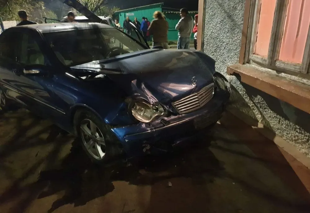 N-a respectat indicatorul ”Cedează Trecerea” și a intrat cu mașina într-un stâlp și apoi în peretele unei case