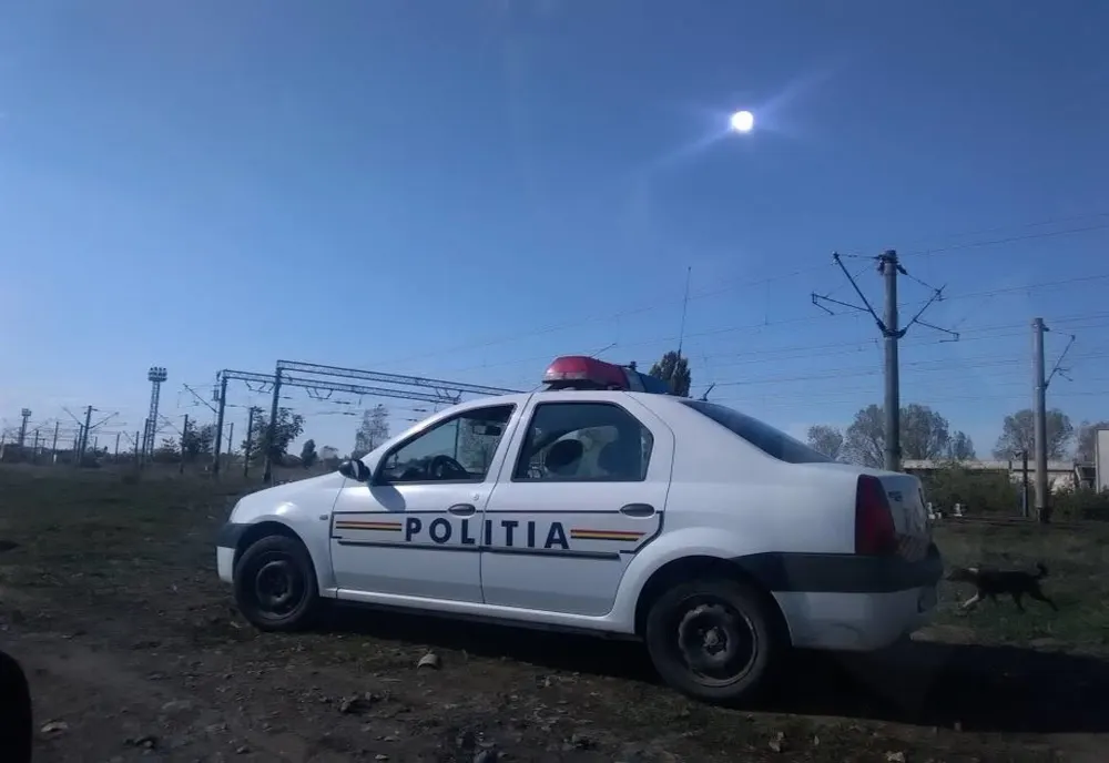 Un brăilean a intrat cu mașina în copac în apropiere de satul Berlești