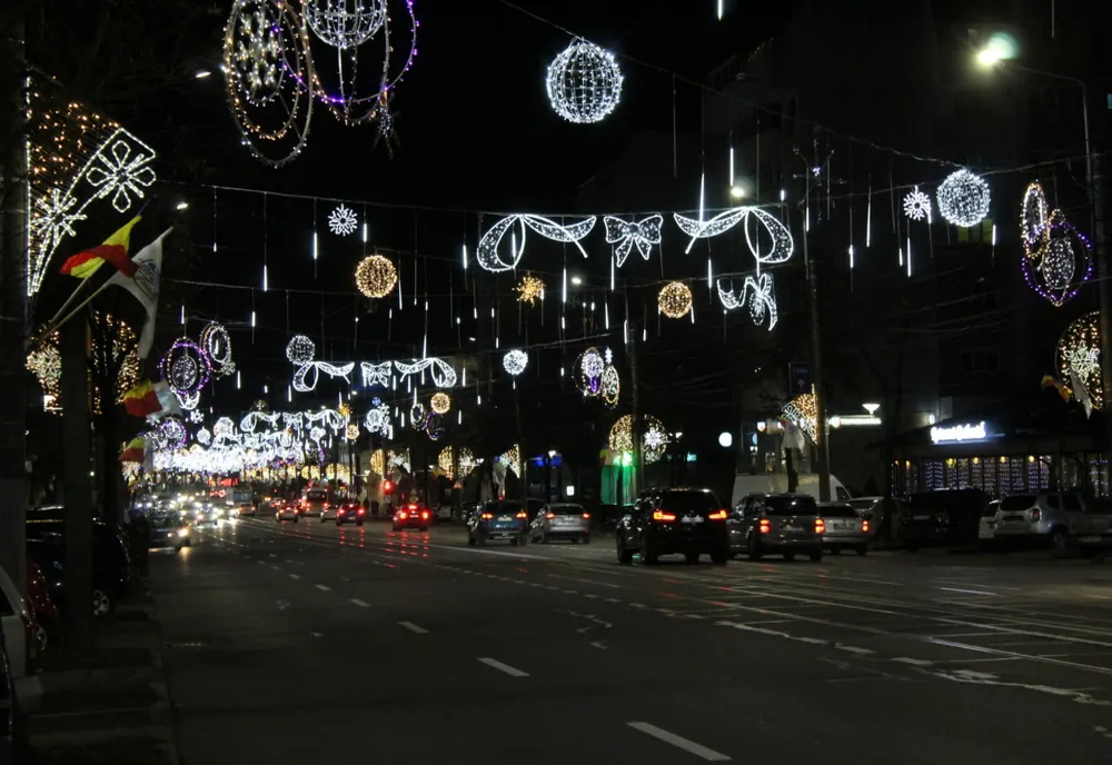 Primăria se laudă cu un iluminat de sărbători mai ieftin ca în alte municipii