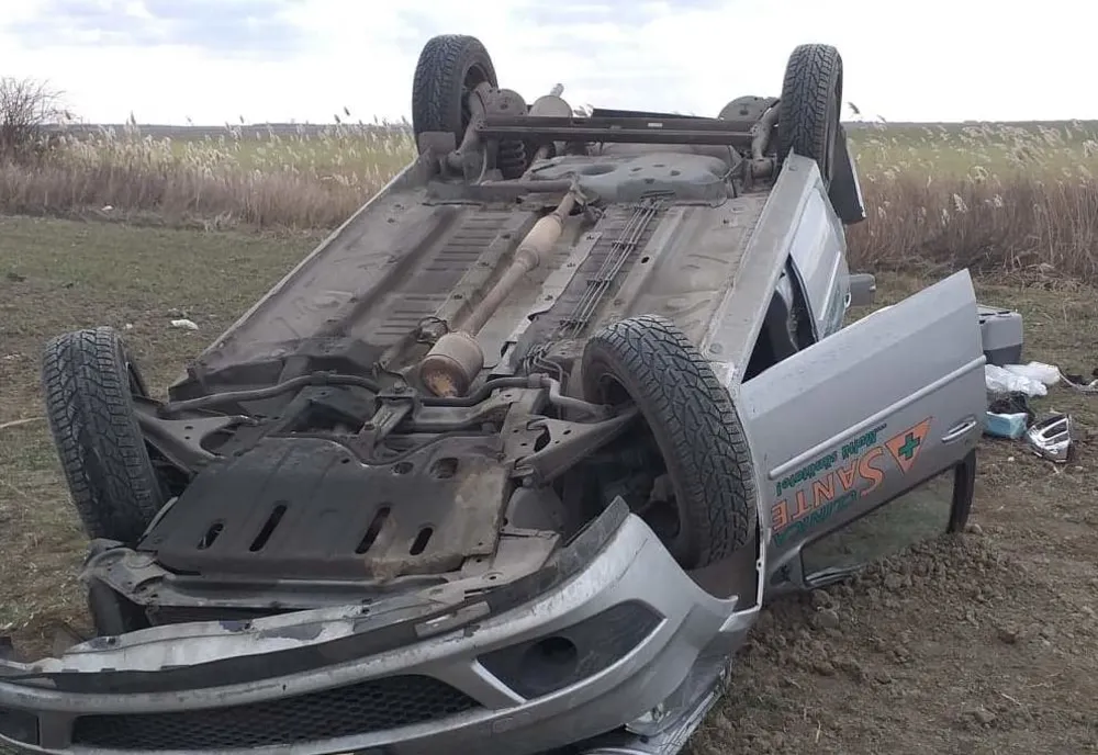 S-a răsturnat cu mașina pe DN 23