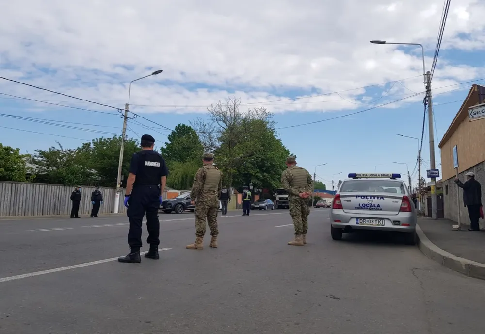 Polițiștii în stradă pentru limitarea deplasărilor