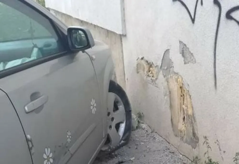 De beat ce era a intrat cu mașina în fațada unui bloc din cartierul Apollo