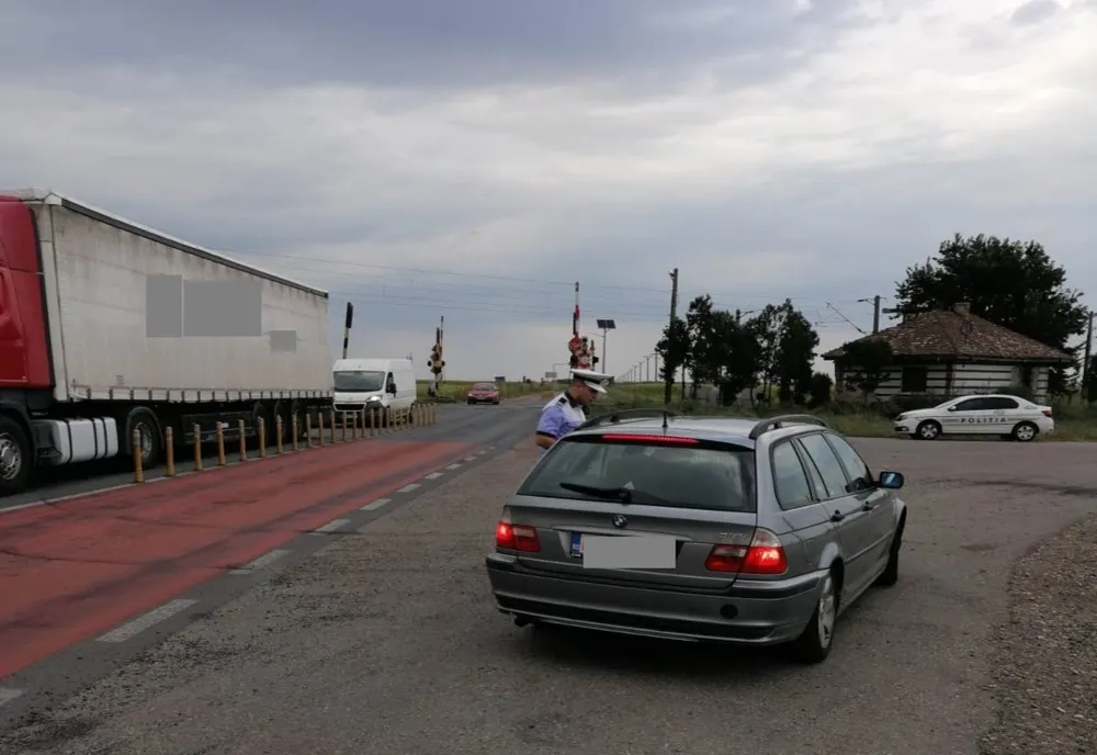 În acțiunea de aseară polițiștii au reținut 3 permise de conducere, unul pentru valabilitate expirată și alte două pentru depășire neregulamentară în trafic