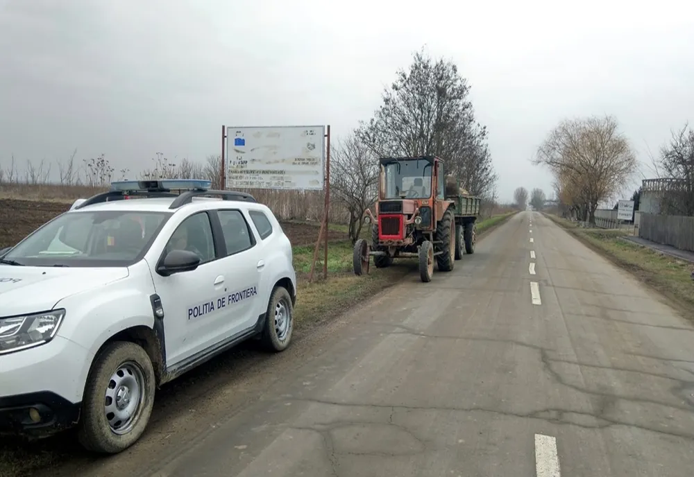 Brăilean cu permis de conducere anulat, depistat conducând un tractor cu remorcă neînmatriculată