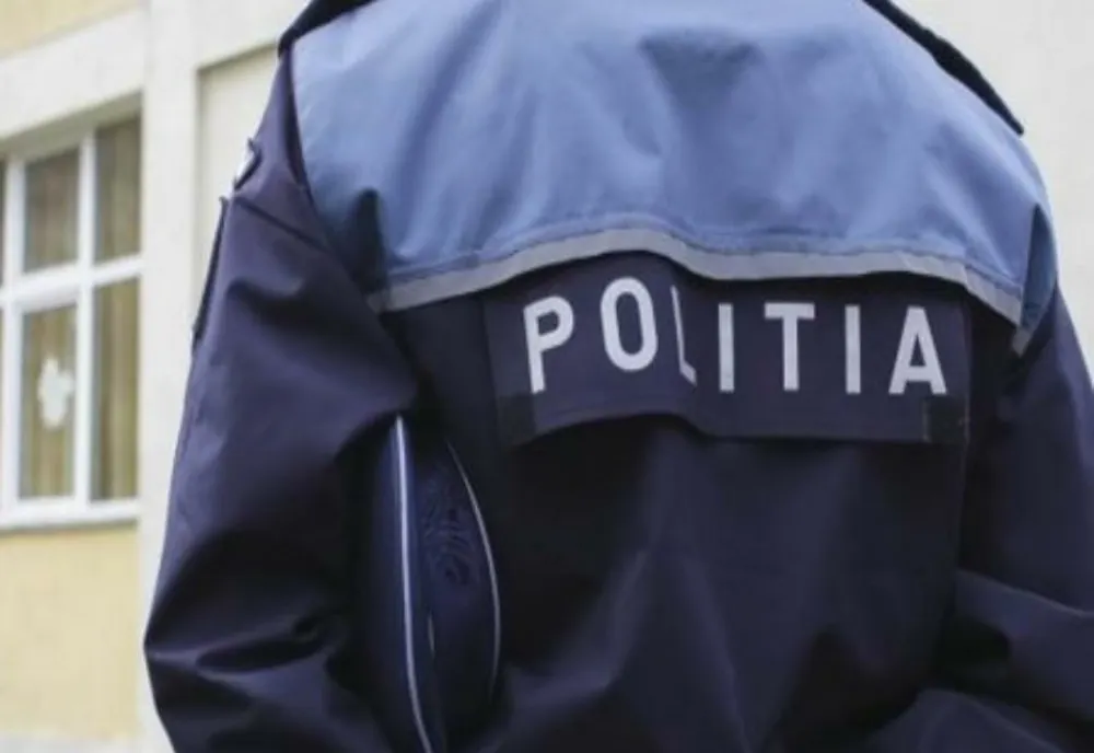 Un polițist și un jandarm s-au trezit, în timpul unei intervenții, cu o substanță chimică aruncată în ochi de către un individ