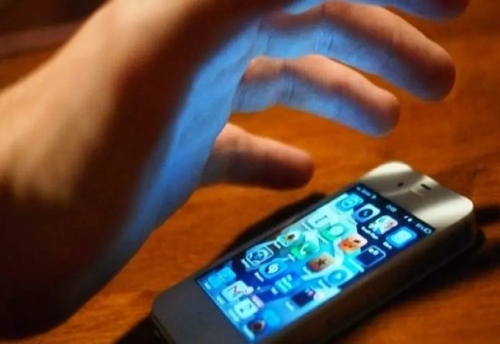 Cercetat penal pentru furtul unui telefon mobil dintr-o societate comercială