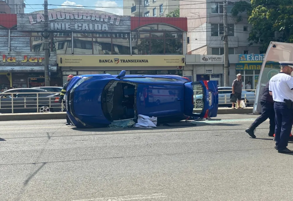 Un șofer băut a intrat cu mașina în refugiul de tramvai și s-a răsturnat