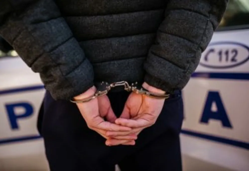 Arestat pentru amenințare, distrugere și violare de domiciliu