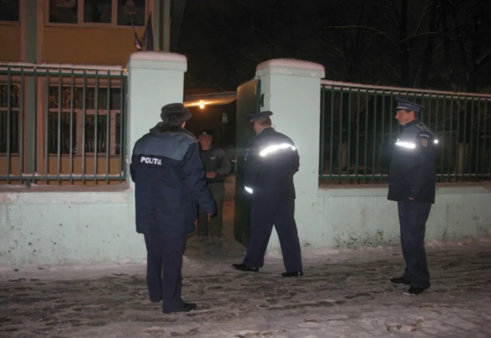 Polițiștii de ordine publică au luat la verificări paza obiectivelor. Agent de pază găsit dormind în post