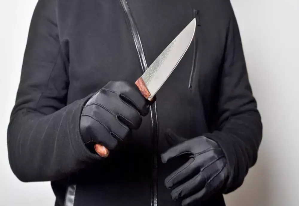 Bărbatul din Baldovinești care l-a înjunghiat pe concubinul mamei sale a fost arestat preventiv