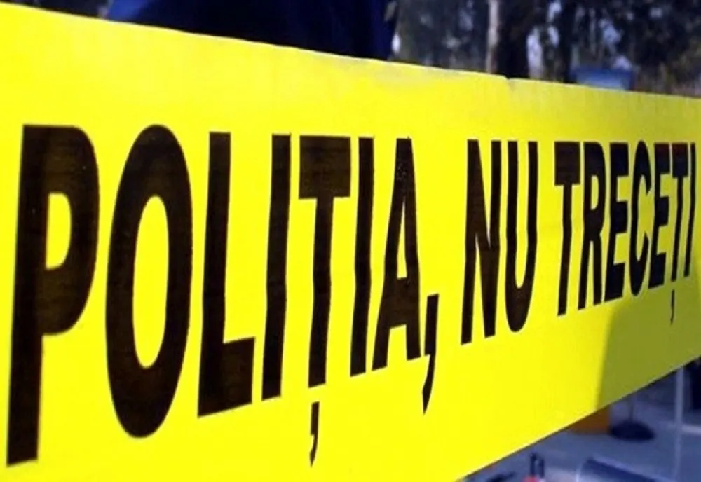 UN BĂRBAT A DECEDAT DUPĂ CE CUPA UNUI UTILAJ DE ÎNCĂRCARE A CĂZUT PESTE EL