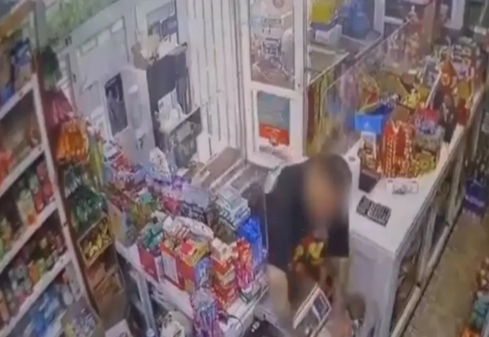 VIDEO A pierdut la păcănele banii furați din magazin
