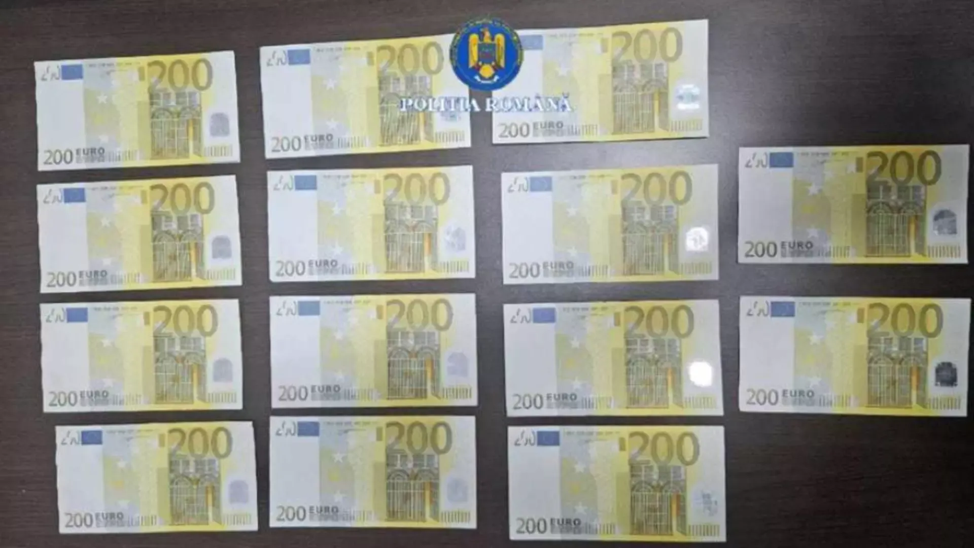 Cuplu din Brăila, reținut după ce ar fi pus în circulație 4.000 de euro falși. Telefoane de ultimă generație cumpărate cu bani contrafăcuți