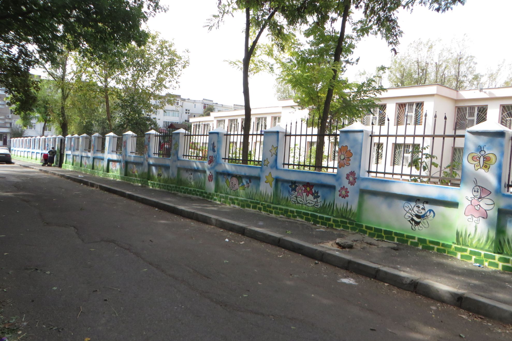 Gardul unei gradinițe din cartierul Viziru redecorat de copii