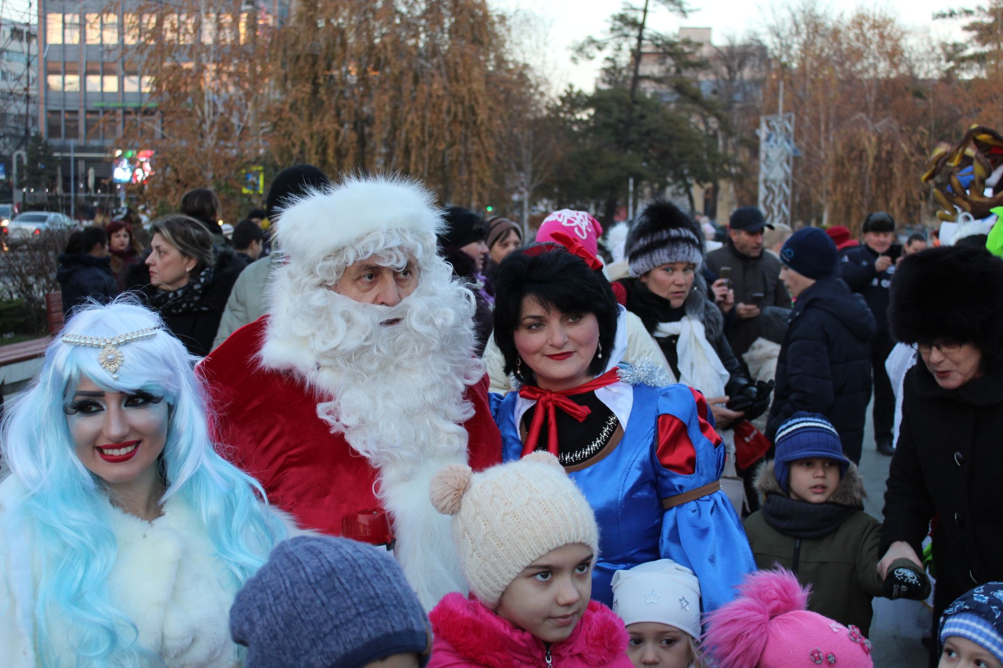 Alaiull lui Moș Crăciun a ajuns astăzi la deschiderea Orășelului Copiilor